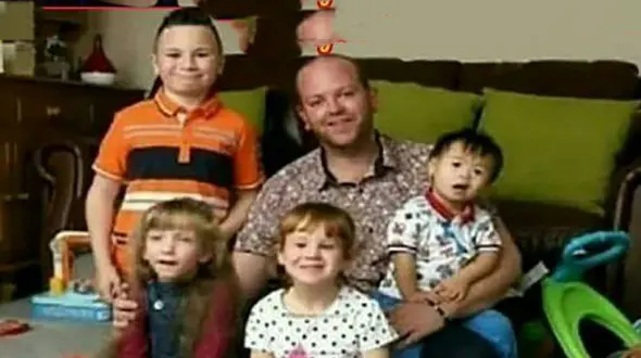 این مرد مجرد بدون ازدواج و دوستی با دختری  4 بچه دارد + علت