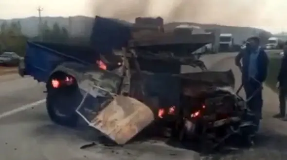 فیلم لحظه آتش گرفتن نیسان در تصادف با اتوبوس/ راننده سوخت