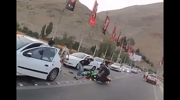 فیلم تصادف وحشتناک موتورسواران / موتورسواران هنگام ویدئو به یک خودرو برخورد کردند