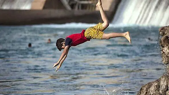 مرگ تلخ 2 عضو یک خانواده برای نجات پسربچه از استخر / هر 3 نفر غرق شدند