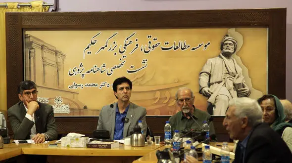 فردوسی، نخستین وکیل مدافع زبان و فرهنگ ایران است