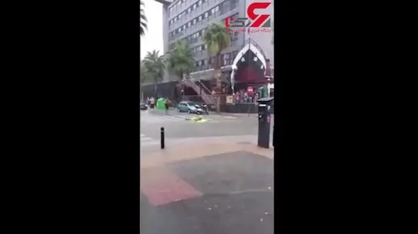 توریست های آب ندیده در خیابان شنا کردند !+فیلم