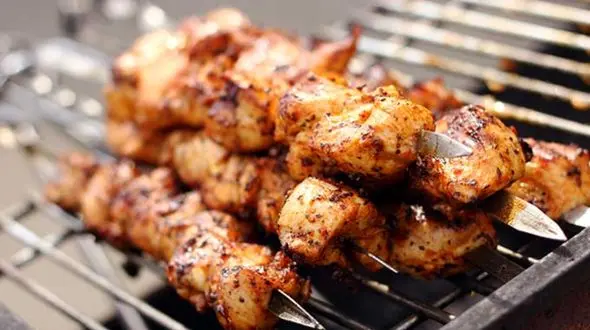 فیلم/ کباب کردن تماشایی 30 کیلوگرم مرغ به سبک خانواده روستایی آذربایجانی 