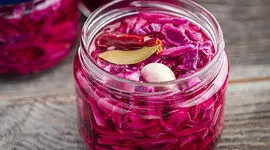 طرز تهیه ترشی کلم قرمز خانگی؛ راز حفظ رنگ بنفش و بافت ترد