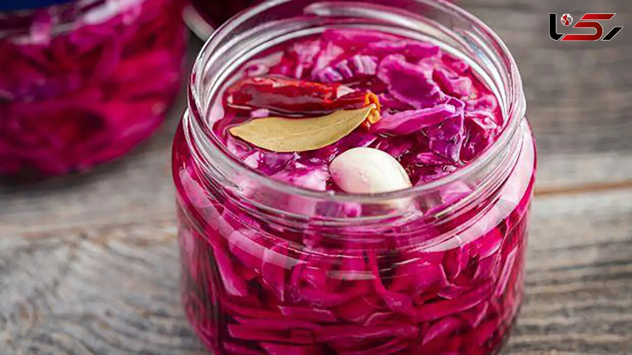 طرز تهیه ترشی کلم قرمز خانگی؛ راز حفظ رنگ بنفش و بافت ترد