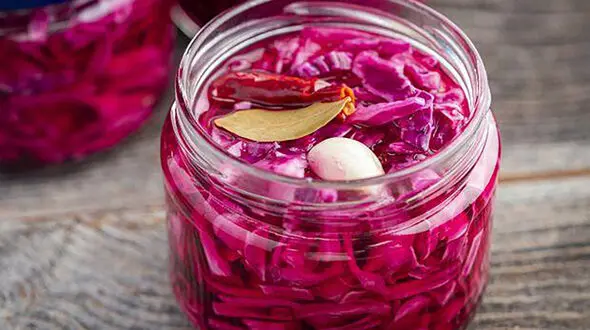 طرز تهیه ترشی کلم قرمز خانگی؛ راز حفظ رنگ بنفش و بافت ترد