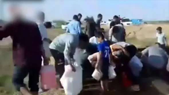 فیلم وحشتناک / روستایی ها خوزستانی از محل نشت خط لوله بنزین می بردند !