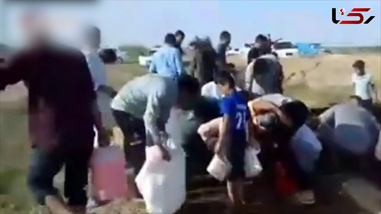 فیلم وحشتناک / روستایی ها خوزستانی از محل نشت خط لوله بنزین می بردند !