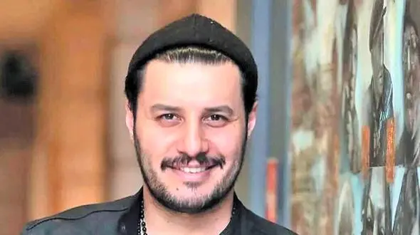 جواد عزتی: 6 صبح میرفتم کارت پخش میکردم، شب میومدم خونه الکی به بابام میگفتم این پولو از تئاتر درآوردم، بابام هم میگفت آفرین این شد کار+ ویدئو