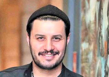جواد عزتی: 6 صبح میرفتم کارت پخش میکردم، شب میومدم خونه الکی به بابام میگفتم این پولو از تئاتر درآوردم، بابام هم میگفت آفرین این شد کار+ ویدئو