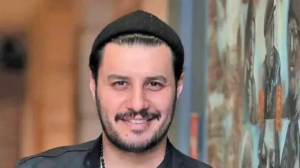 جواد عزتی: 6 صبح میرفتم کارت پخش میکردم، شب میومدم خونه الکی به بابام میگفتم این پولو از تئاتر درآوردم، بابام هم میگفت آفرین این شد کار+ ویدئو