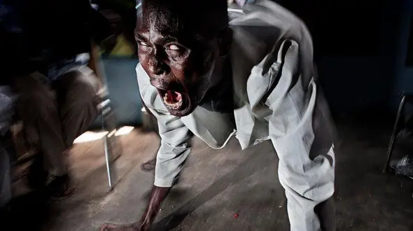 عکس های عجیب از آئین وحشت آور در یک جزیره+ تصاویر(14+)