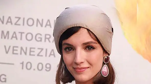 کپی‌برداری خانم بازیگرایرانی از لباس فرح پهلوی !  + عکس مهسا حجازی با لباس جنجالی در ونیز !