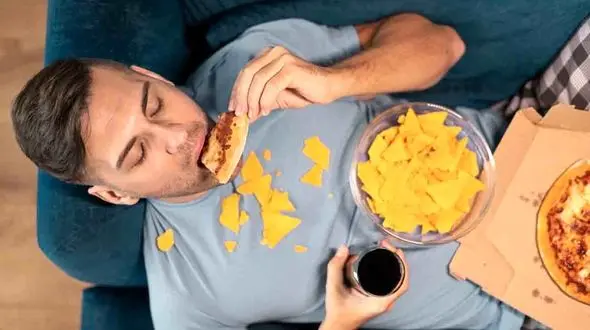 19 دلیل گرسنگی دائمی و پرخوری که باید بدانید!