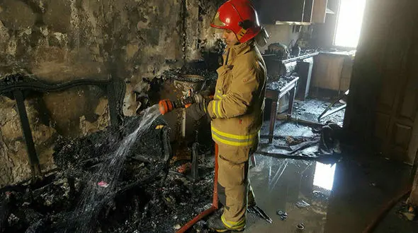 آتش‌سوزی در خیابان دانشگاه جنگ / نجات دو تن از میان آتش+ فیلم و تصاویر
