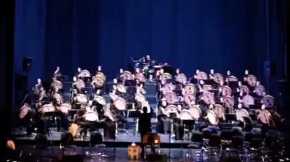 آواز شاد؛ گروه ۴۰ نفره دف نواز زن جوری نواختن به خودت میای میبینی صد بار دیدی فیلم رو