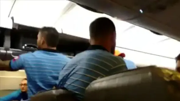 ترس و اضطراب بازیکنان تیم اسپانیایی از نقص فنی هواپیما +فیلم