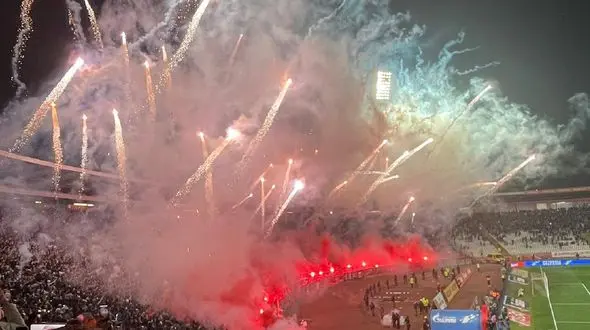 آتش بازی در دربی بلگراد/ سکوها را دود فرا گرفت!+ فیلم 