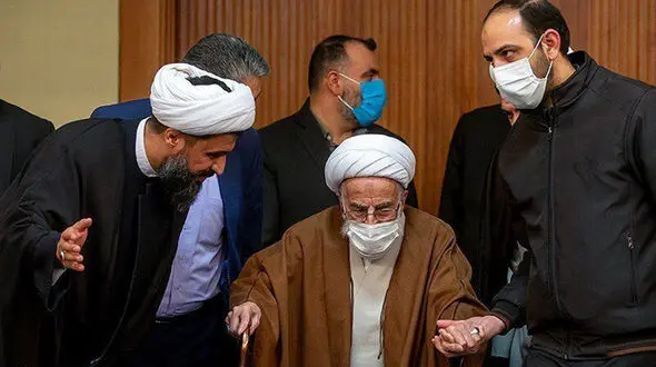 فیلم حضور آیت‌الله جنتی در مراسم تشییع رهبر شهید انقلاب / در این سن و سال سختش بود اما آمد
