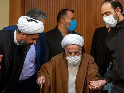 فیلم حضور آیت‌الله جنتی در مراسم تشییع رهبر شهید انقلاب / در این سن و سال سختش بود اما آمد