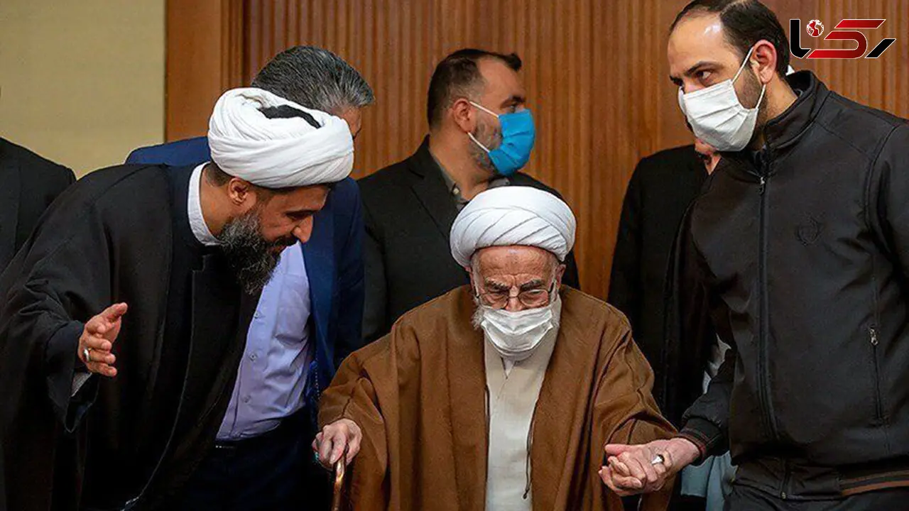 فیلم حضور آیت‌الله جنتی در مراسم تشییع رهبر شهید انقلاب / در این سن و سال سختش بود اما آمد