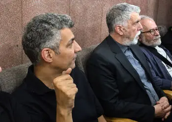 فیلم / بوسه عادل فردوسی پور به دست وزیر ارشاد / ببینید بوسه رانت نیست احترام شاگرد و استادیست