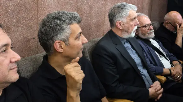 فیلم / بوسه عادل فردوسی پور به دست وزیر ارشاد / ببینید بوسه رانت نیست احترام شاگرد و استادیست