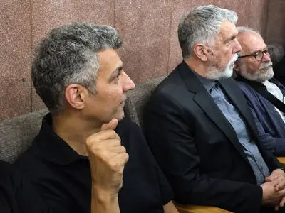 فیلم / بوسه عادل فردوسی پور به دست وزیر ارشاد / ببینید بوسه رانت نیست احترام شاگرد و استادیست