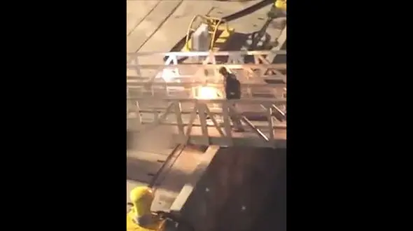 لحظه تشویق فرمانده افشاگر آمار مبتلایان به کرونا در ناو آمریکایی پس از اخراج + فیلم