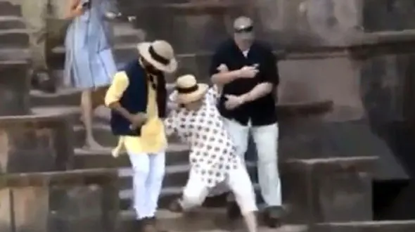 صحنه های زمین خوردن سیاستمداران معروف جهان! + فیلم