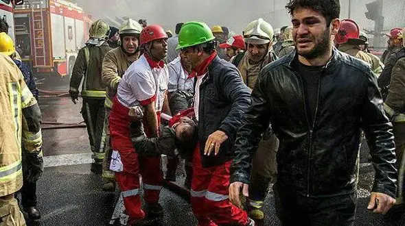 پیکر اولین آتش نشان فداکار از زیر آوار ساختمان پلاسکو بیرون آورده شد + عکس
