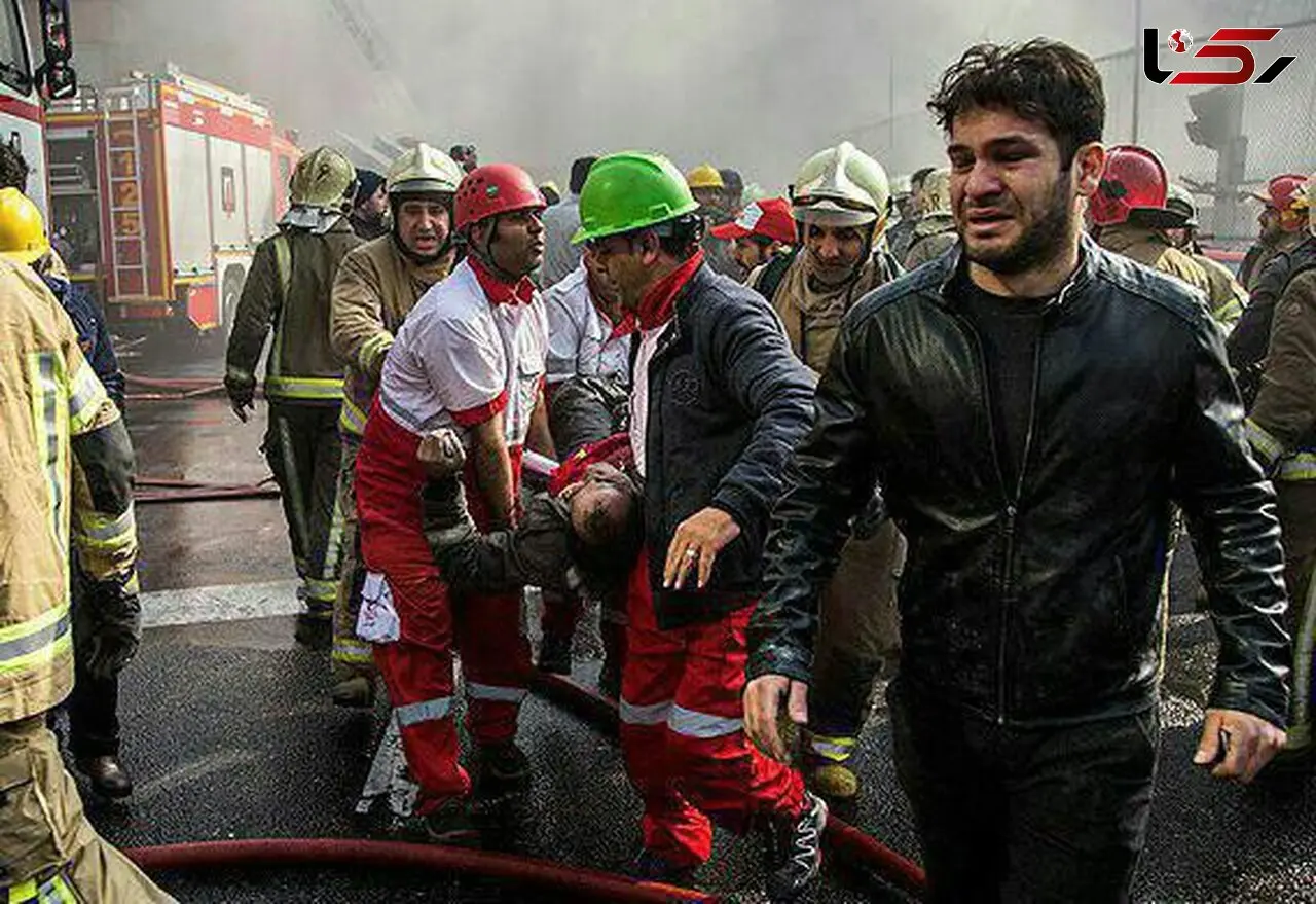 پیکر اولین آتش نشان فداکار از زیر آوار ساختمان پلاسکو بیرون آورده شد + عکس
