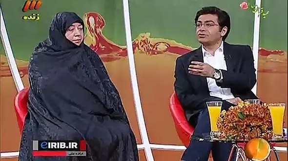 شعرخوانی فرزاد حسنی برای مادرش در برنامه زنده / فیلم