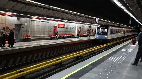 ببینید / لحظه ترسناک غش کردن یک مرد و هُل دادن مسافر زن روی ریل مترو!