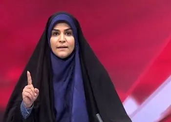 عکس ها / نگاهی به خانه ساده و شیک سحر امامی، مجریِ شیر زن ایرانی / از مبلمانی گرم و لوسترهای عهد بوقی تا پرده‌های حریر  و تابلو دیواریِ ... با پسرک بانمک چشم درشتش ...