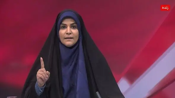 عکس ها / نگاهی به خانه ساده و شیک سحر امامی، مجریِ شیر زن ایرانی / از مبلمانی گرم و لوسترهای عهد بوقی تا پرده‌های حریر  و تابلو دیواری با پسرک بانمک چشم درشتش