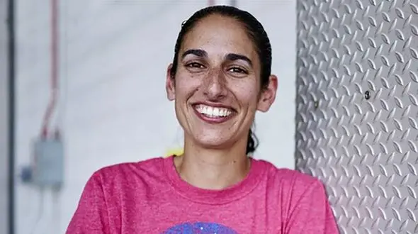 عکسی از دختر 40 ساله ایرانی که حسابی بحث‌ برانگیز شد