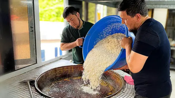 ببینید؛ طرز تهیه پلو ازبکی با گوشت در خیابان‌های تاشکند + فیلم