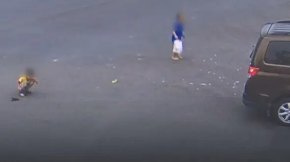 پرت شدن 2 کودک از خودرو شاسی بلند هنگام تصادف + فیلم 