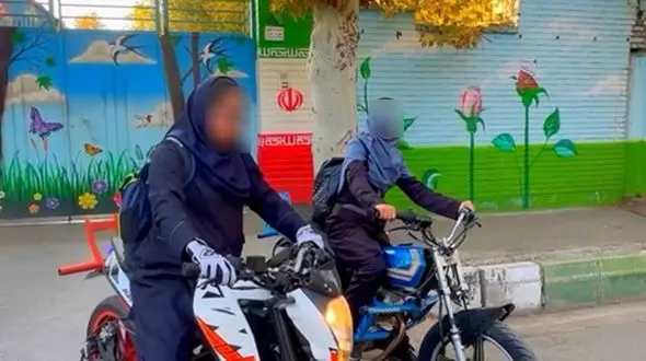 فیلم تک چرخ زدن دختران مدرسه ای با موتور ! / حرفه ای و آموزش دیده !