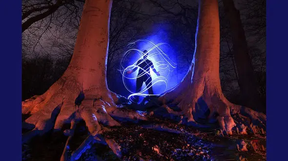 ابتکار یک هنرمند در خلق نقاشی های بی نظیر  با نور +تصاویر