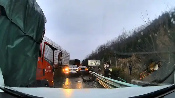 فیلم وحشتناک از تصادف زنجیره ای در اتوبان / کامیون هم پرس شد