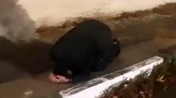 فیلم/ گریه های تلخ پژمان جمشیدی در محوطه زندان از سر ناچاری/ خدا اعتبار هیچ بنی بشری رو زمین نزنه