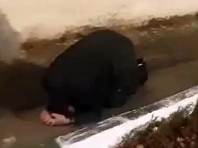 فیلم/ گریه های تلخ پژمان جمشیدی در محوطه زندان از سر ناچاری/ خدا اعتبار هیچ بنی بشری رو زمین نزنه