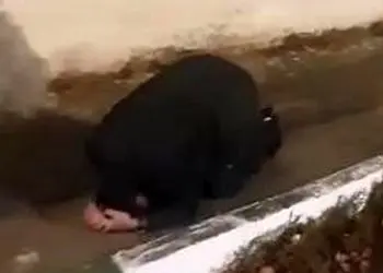 فیلم/ گریه های تلخ پژمان جمشیدی در محوطه زندان از سر ناچاری/ خدا اعتبار هیچ بنی بشری رو زمین نزنه