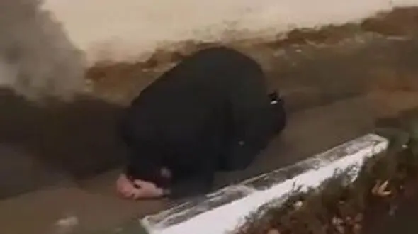 فیلم/ گریه های تلخ پژمان جمشیدی در محوطه زندان از سر ناچاری/ خدا اعتبار هیچ بنی بشری رو زمین نزنه