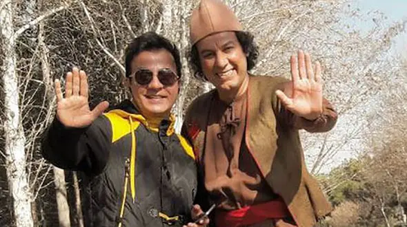  فیلم جگرسوز  آواز خوانی عموپورنگ به یاد مرحوم « آرش میراحمدی » ! / روحش شاد