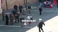 فیلم لحظه حمله یک زن با چاقو به افسر نیروی دریایی ایتالیا