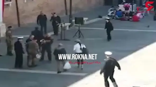 فیلم لحظه حمله یک زن با چاقو به افسر نیروی دریایی ایتالیا