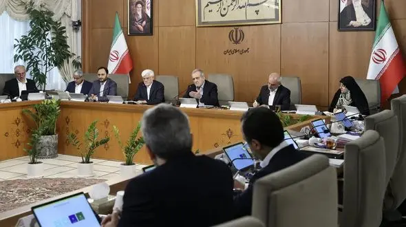 انتقاد روزنامه اصولگرا از تندروها: داعیه ولایتمداری دارید و به دولت پزشکیان حمله می‌کنید؟